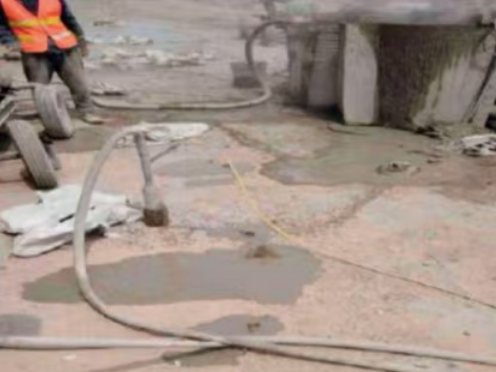 阿克陶水泥混凝土路面板底注浆技术 路面脱空注浆整治方案