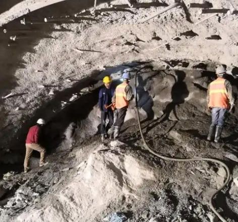 阿克陶拱顶带模注浆料的施工流程及注意事项